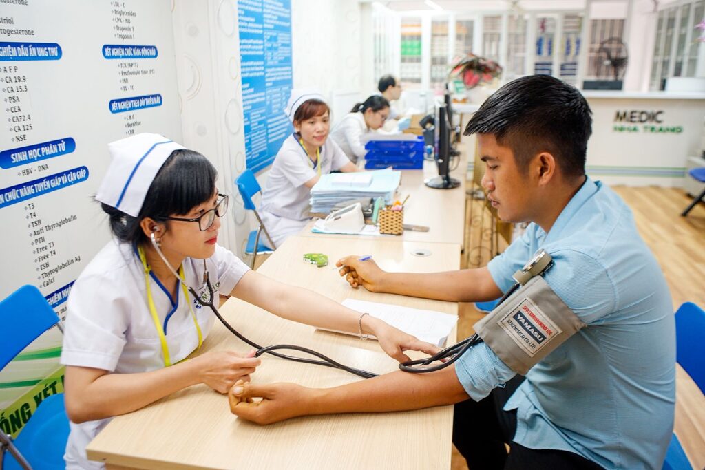 kham-suc-khoe-dinh-ky-cho-tai-xe-1024x683 Bí Quyết Duy Trì Sức Khỏe Cho Tài Xế Vận Tải Đường Xa