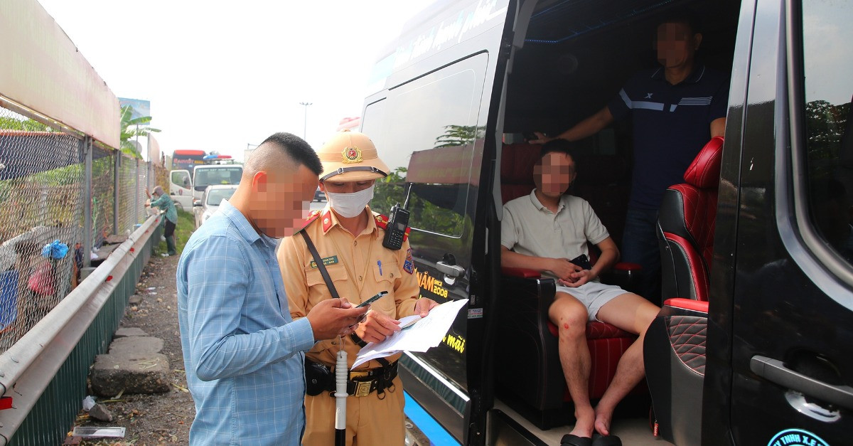 xe-kinh-doanh-hop-dong-6-1-1562 Xe hợp đồng có được đón khách ngoài danh sách hoặc ngoài hợp đồng không?